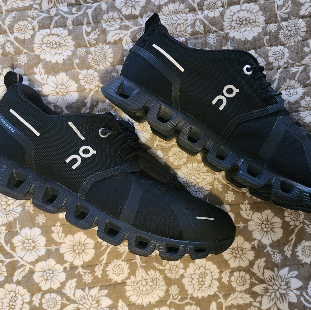 On Running Shoes CLOUD 6 *LIKE NEW*